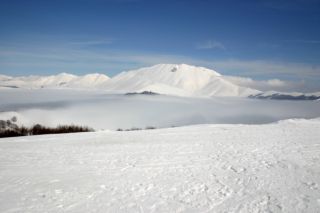 https://www.trekking-tiburzi.it/Imag-fz_Castelpolino/CASTELLUCCIO%20-%202%20MT%20NEVE.jpg