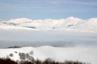 https://www.trekking-tiburzi.it/Imag-fz_Castelpolino/PIAN%20GRANDE%20INNEVATO.jpg