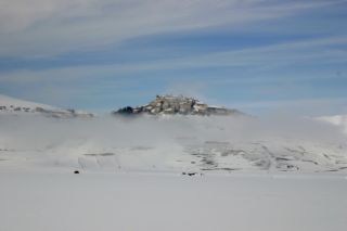 https://www.trekking-tiburzi.it/Imag-fz_Castelpolino/Castelluccio%20Nebbia.jpg