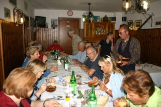 https://www.trekking-tiburzi.it/Imag-fz_Castelpolino/Castell_Pranzo.JPG